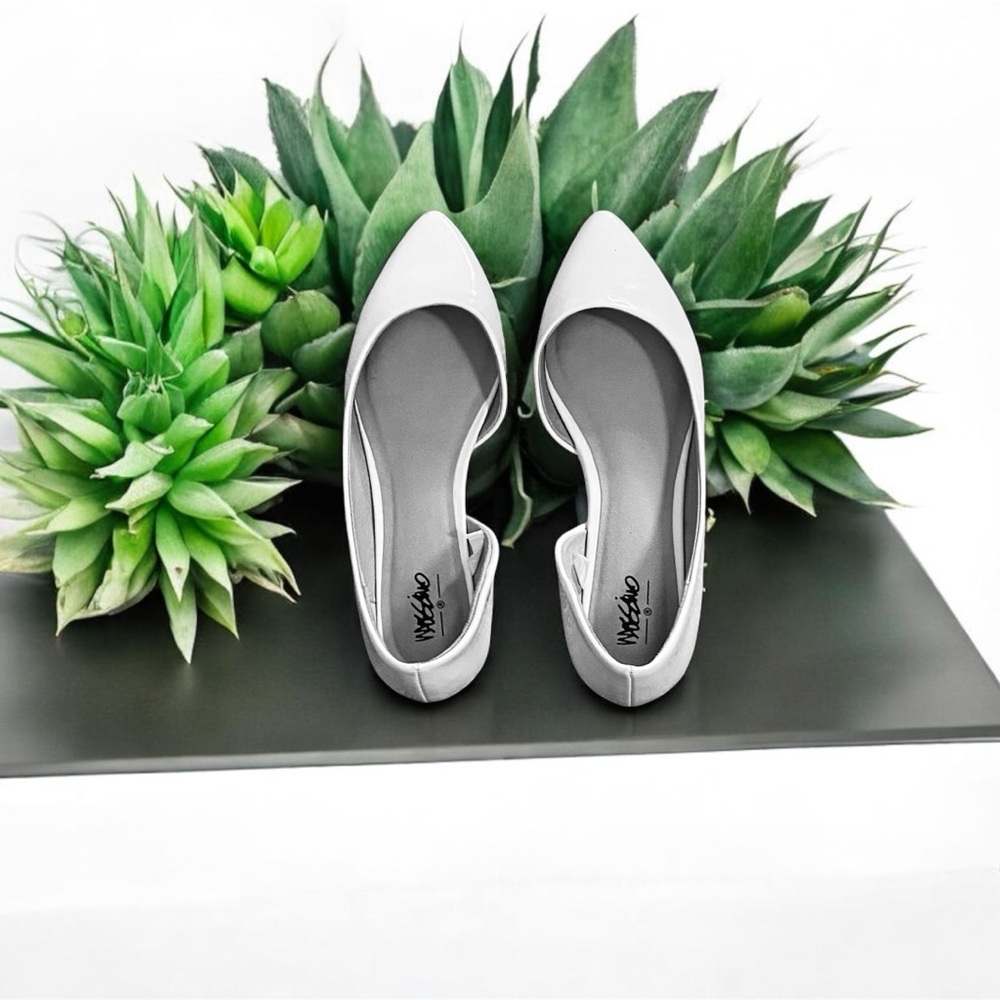 Elegant White Heels with Minimalist Design